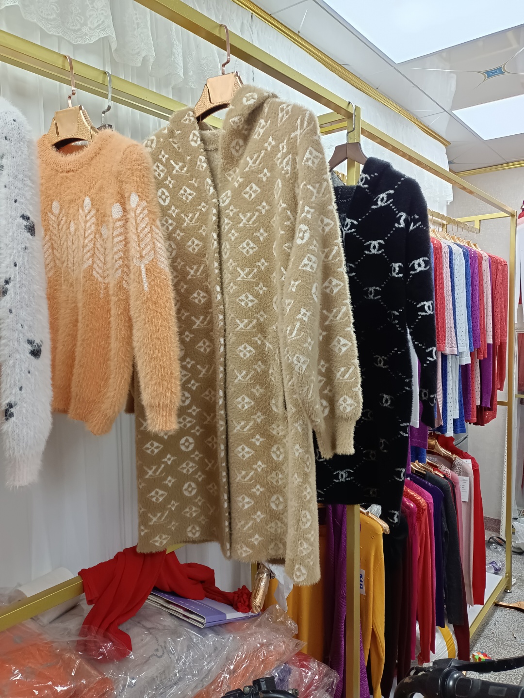 东莞市长安三均服装店的小店