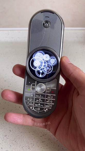 hello moto,摩托罗拉v3,经典翻盖手机!#摩托罗拉razr - 抖音